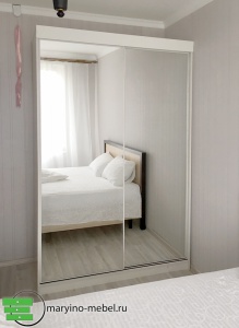 Шкаф-купе с зеркальными дверями для спальни